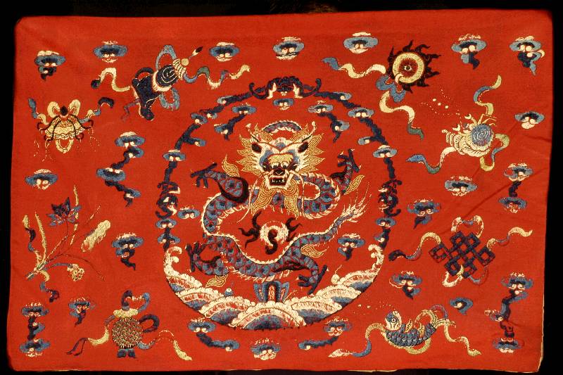 Stickerei, China, um 1910, Seide auf Filz, ca. 80 x 52 cm, SchÄtzwert: 1400.- EURO, EHZ: 2-3. SchÖn bei dieser Stickerei ist der krÄfti ge ...
