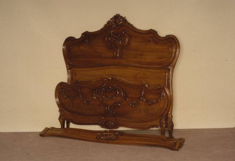 großes Ehebett, Frankreich, um 1890, wohl Nancy, Rokokostil, auf Rahmen gearbeitet, Nußbaum massiv, Schnitzereien aus dem Vollholz, schÖne ...