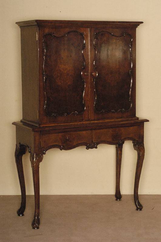 Aufsatz- bzw. Barschrank, deutsch, 30er Jahre, Weichholz und Nußbaum massiv, Beine Buche massiv, aus dem Vollholz geschnitzt, Zarge 6-fach ...