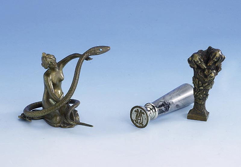 Konvolut 2 Petschaften, um 1900, 1 x Bronze, 3 Hunde, Monogr. HW., wohl Wien, H ca. 7 cm, Reste alter Colorierung; 1 x grauer Achat, deutsch, ...