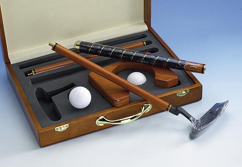 Golfputtingset, bestehend aus: vierteili- gem Putter zum Zusammenschrauben aus lackier- tem Holz, 2 GolfbÄlle und 18 Lochscheibe, im Holzetui