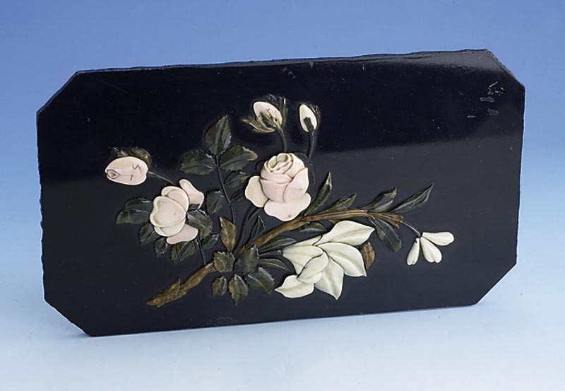 Große Pietra-Dura-Platte, um 1900, Darstellung eines BlÜtenbouquets, Rosen- blÜten aus Koralle, LilienblÜten (?) aus Elfenbein, BlÄtter und ...