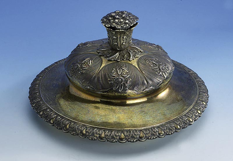 Deckel London 1910/11, Meistermarke Elkington & Co Ltd, 925er Silber teilvergoldet, Gew. ca. 1480 g, reich graviert, Blumen erhaben, feiner Guß, ...