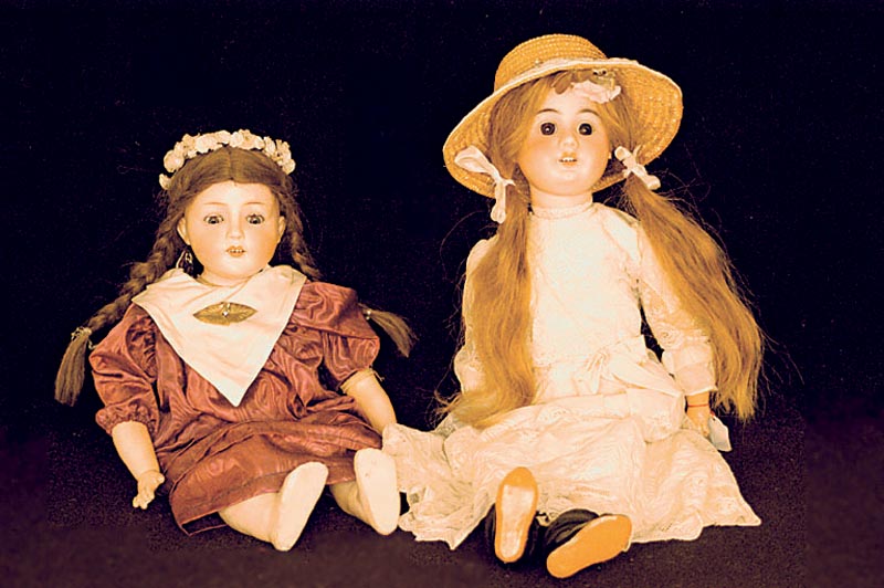 Porzellankopfpuppe, um 1902-03,wohl deutsch, Brustplattenkopf, Steifglieder, graublaue Paperweightschlafaugen, diese leicht defekt, Kleidung sek., ...