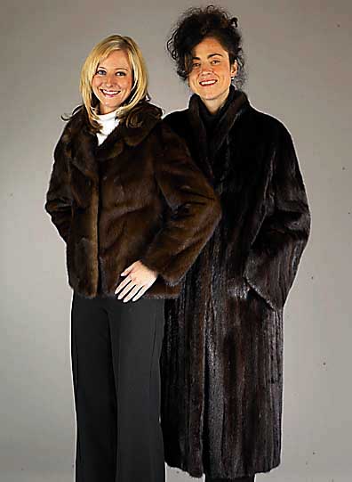 Konvolut Nerzmantel und Nerzjacke, Gr. 40, 1 x dunkelbraune Felle, Stehkragen, 2 Einschubtaschen, Innenfutter mit Namenszug Pelz SchlÄger, ...