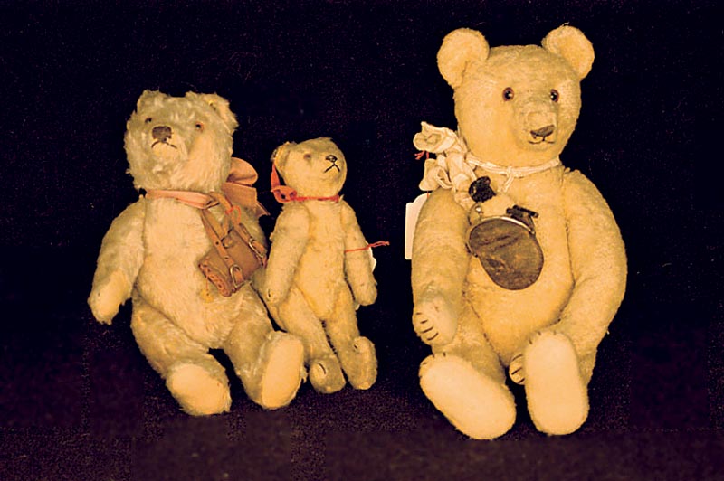 Konvolut 2 Steiff-BÄren, um 1920/30, beide mit Knopf im Ohr, Mohair, 1 x mit gekÜrzten Armen, berieben und z.T. abgeliebt, 1 x mit Schultasche ...