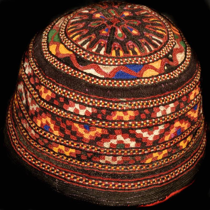 Kinder Mütze, Usbekistan Baumwollstickerei, um 1930, Naturfarben, Sammelwürdig, Durchmesse r: 15 cm, Schätzwert: 850.- EURO, EHZ: 1-2 (se hr ...