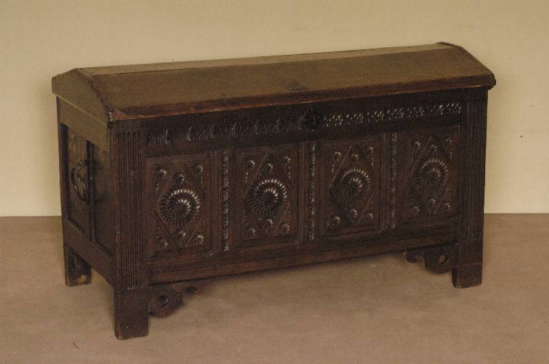 Truhe, deutsch, um 1760, sogenannte Satteldachtruhe, Eiche massiv, StollenfÜße durchlaufend, 4 kassettierte FÜllungen karofÖrmig, geschnitzt ...