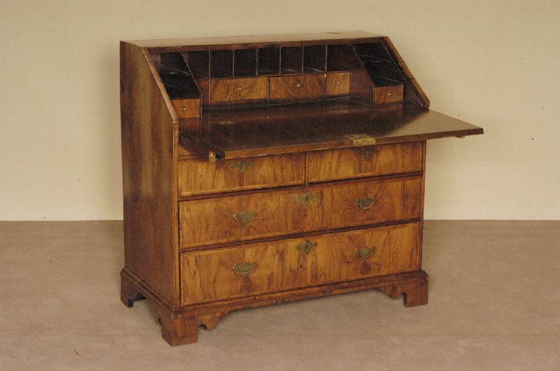 SekretÄr, England, um 1780, Korpus Eiche, z.T. Weichholz, Nußbaumfurnier, auf BracketfÜßen, 4-schÜbig, durchgehendes Nußbaumfurnier mit ...