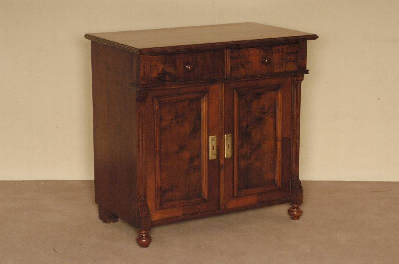 Halbschrank, deutsch, um 1880, Korpus Weichholz, Nußbaumfurnier, auf KugelfÜßen, Lisenen kanneliert, 2 TÜren und 2 Schubladen, BeschlÄge ...