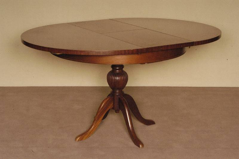 Ausziehtisch, England, um 1960, Sheratonstil, Korpus Weichholz, Pyramidenmahagonifurnier, balusterfÖrmiger Fuß, 4-fach ausladend, Einlegeplatte ...