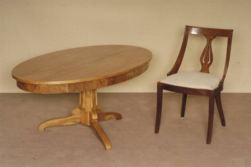 4 StÜhle, England, um 1960, Sheratonstil, Mahagoni massiv, SÄbelbeine, leicht gebogene RÜckenlehne, in der Mitte lyrafÖrmig dekoriert, leichte ...