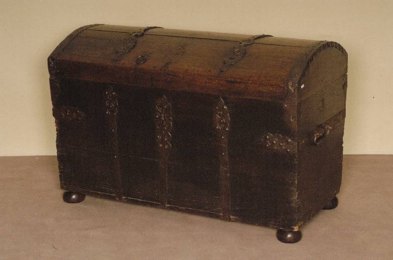 Buckeltruhe, wohl mitteldeutsch, um 1750, Eiche massiv, ursprÜnglich Holz verdÜbelt, FÜße ergÄnzt, EisenbÄnderung, z.T. mit schÖner ...