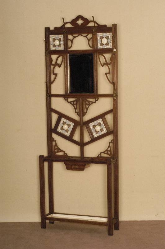 Gaderobe, Flandern, um 1900, Jugendstil, Eiche massiv, Gestell gerillt, 4 Jugendstilkacheln, original, Spiegel mit Facettschliff, original Haken, ...