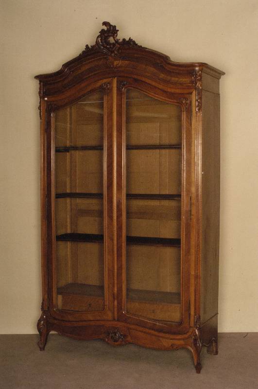 Schrank, Frankreich, um 1860/70, Rokokostil, Korpus Eiche, Nußbaumfurnier, gebogene Beine, Lisenen gerillt, in BlÜten auslaufend, Schnitzereien ...