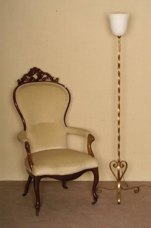 Armlehnsessel, deutsch, um 1850/60, SpÄtbiedermeier, Mahagoni massiv, gebogene Beine und RÜckenlehne, geschnitzte Krone, neu gepolstert und ...