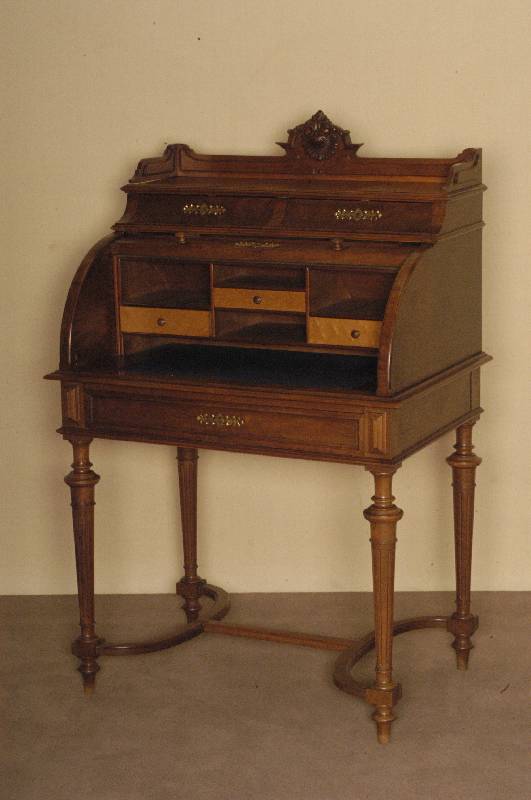 Damenschreibtisch, Holland, um 1870, Wilhelm III, Korpus Weichholz, Eiche massiv, Nußbaumfurnier, gedrechselte Beine, verstrebt, leicht konisch, ...