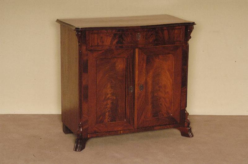 Halbschrank, deutsch, um 1870, Louis-Philippe, Korpus Weichholz, Mahagonifurnier, abgeschrÄgte Ecken mit aufgesetzten Leisten, in Veluten ...