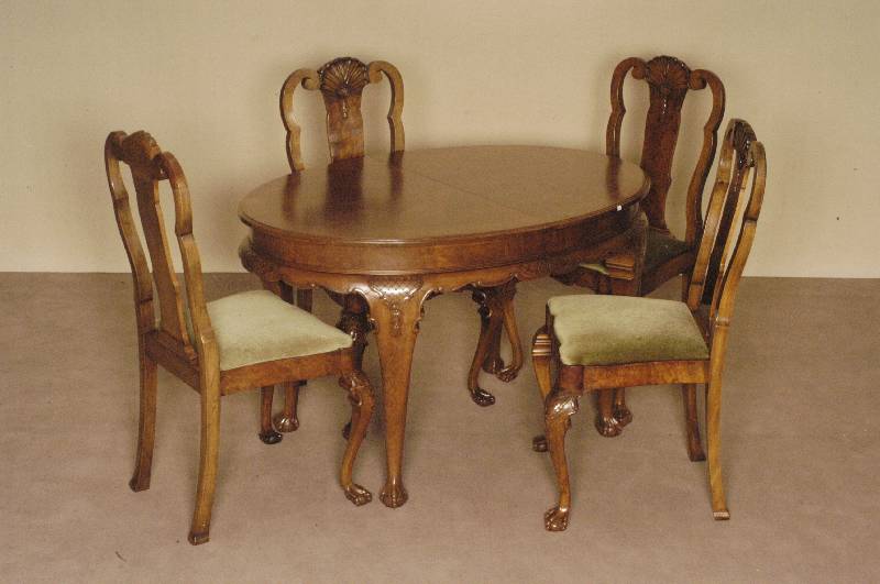 Ausziehtisch und 4 StÜhle, Holland, um 1910, Barockstil, StÜhle Nußbaum massiv, gebogene Beine, in Tatzen auslaufend, Front horizontal gebogen, ...