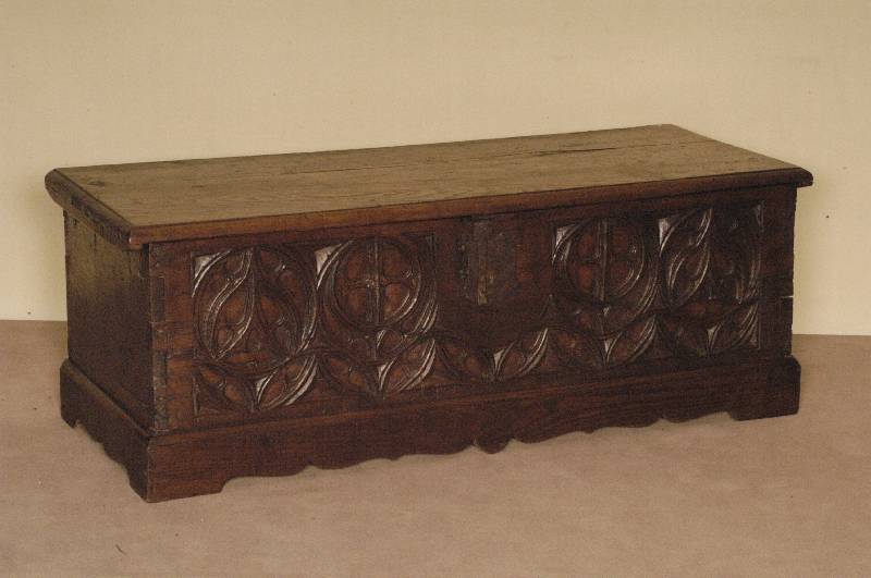 Flachdeckeltruhe, deutsch, um 1920, Eiche massiv, Front im gothischen Stil beschnitzt, Dokumentenfach nicht mehr vorhanden, schÖne kleine ...