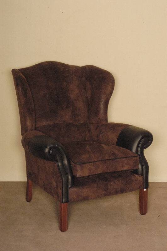Ledersessel, im englischen Stil von 1920, sogenannter Wingchair, konische Beine, antik like suède abgesetzt mit schwarzem Rindsleder, loses ...