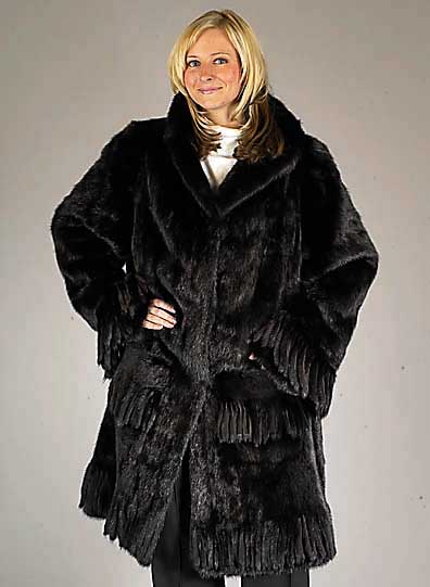 Nerz-Longjacke, Gr. 42-44, schwarze Felle, schwarzes Innenfutter, Kragen, verziert mit Fransen, RÜckenl. ca. 100 cm, 2 Einschub- taschen