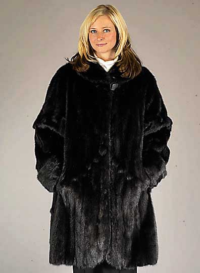 Nerz-Longjacke, Gr. 44, schwarze Felle, schwarzes Innenfutter, Kragen, umgeschlagbare Ärmel, ausgestellte Form, RÜckenl. ca. 100 cm, 2 ...