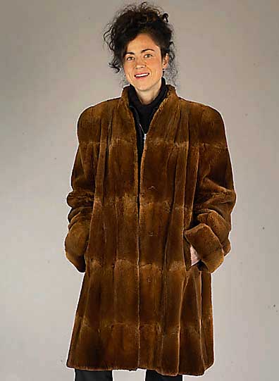 Bisam-Longjacke, geschoren, braun, Gr. 42-44, braunes Innenfutter, 2 aufgesetzte Ein- schubtaschen, RÜckenl. 97 cm, ausgestellte Form, Ärmel ...