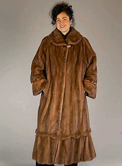 Nerzmantel, Gr. 42/44, hellbraune Felle, braunes Innenfutter, 2 Einschubtaschen, Kragen, RÜckenl. ca. 130 cm, ausgestellte Form, gr. braune ...