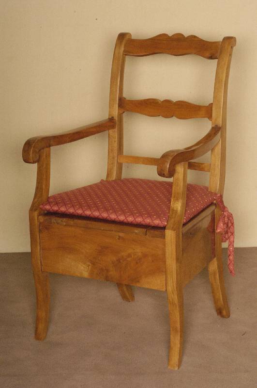 Armlehnstuhl, sÜddeutsch/Pfalz, um 1830, Nußbaum und Birne massiv, ursprÜnglich Toilettenstuhl, Innenleben Weichholz, original Klappe und ...