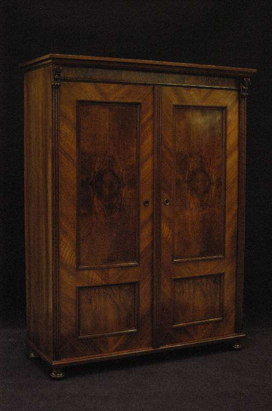 Schrank, um 1880/90, Nußholz furniert, zweitÜrig, restauriert, Alters- und Gebrauchsspuren, ca. 168x126x51 cm