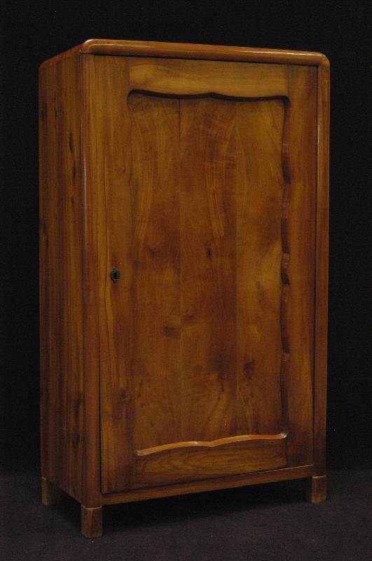 Schrank, Raum ehemalige Donaumonarchie, um 1850/60, Kirschholz massiv, eintÜrig, Alters- und GebrauchsschÄden, TÜr verzogen, ca. 106x95x50 cm