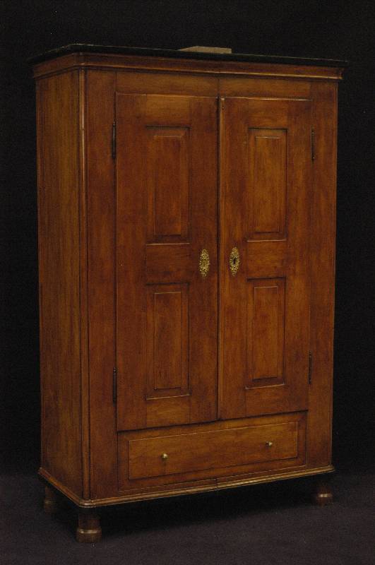 Schrank, um 1850/60, Ahorn massiv, zweitÜrig , Sockelschublade, sogenannter Spaltschrank, zerlegbar, ohne Schloß, AltersschÄden, ca. 184 x120x53 ...