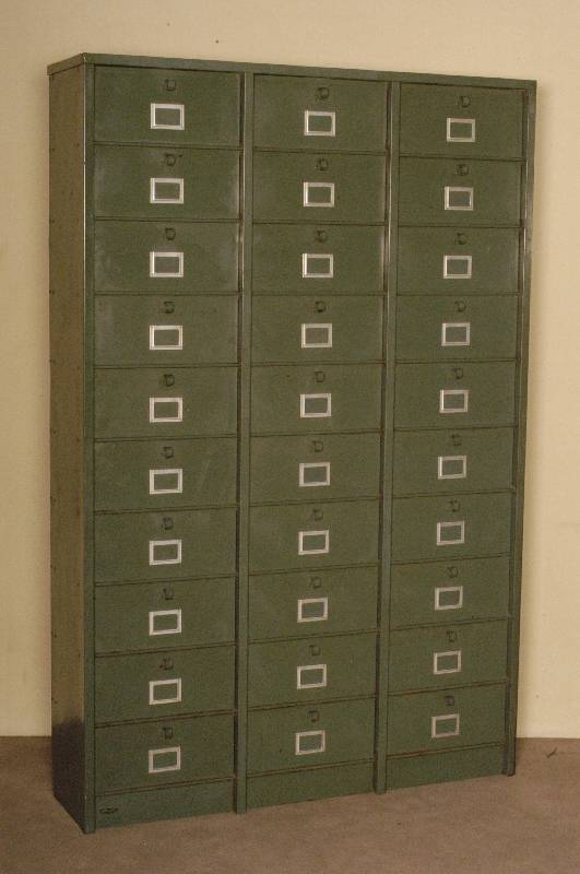 Apotheker-Schrank, Frankreich, um 1930, schwere AusfÜhrung in Metall, 30 aufklappbare FÄcher, seltenes Modell, gemarkt Strafor, forges de ...