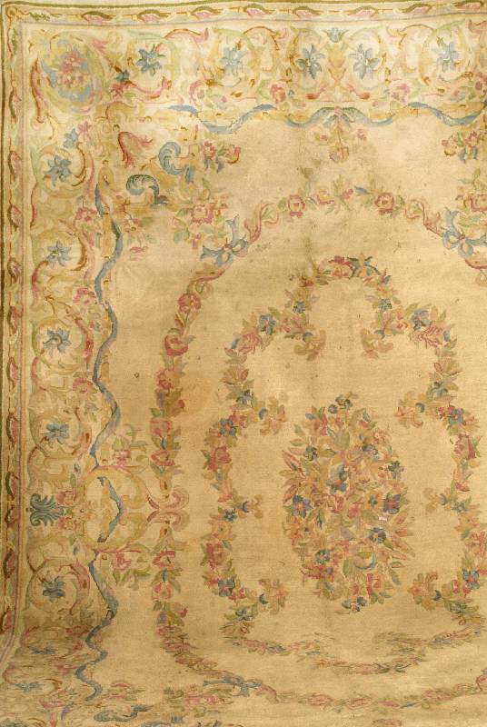 Savanery, Europa, um 1940, Wolle auf Baumwolle, ca. 424 x 300 cm, SchÄtzwert: 3800.- EURO, EHZ: 3. Dekorativer Weißgrundiger KnÜpfteppich aus ...
