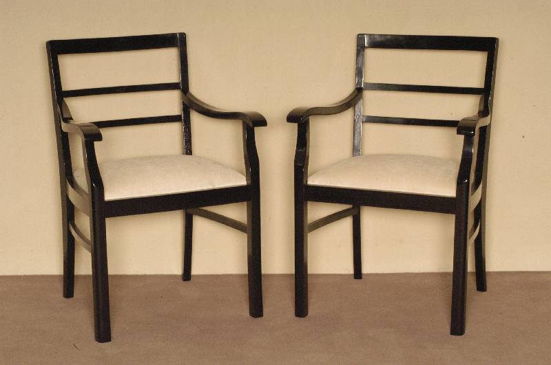 2 ArtDeco-ArmlehnstÜhle, um 1920, zeittypisch schwarz lackiert, neuer Polsterbezug, wohnfertig, ca. 90x62x57 cm, Sh. 52 cm, St. 44 cm