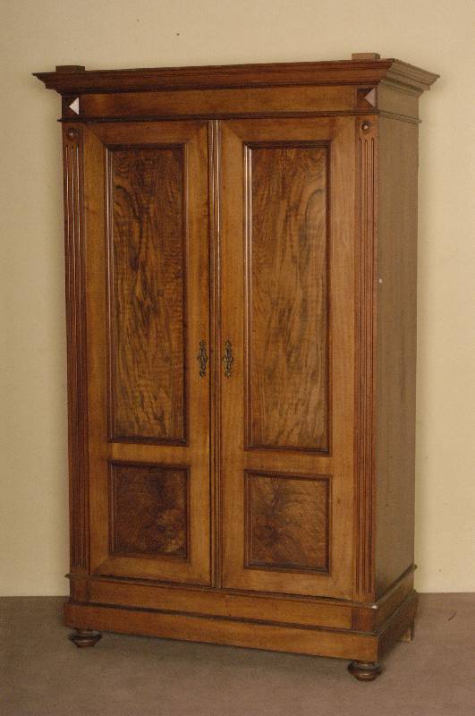 Kleiderschrank, deutsch, um 1890/1900, Korpus Weichholz, Nußbaumfurnier, z.T. gespiegelt, bzw. FÜllungen Wurzelnußfurnier gespiegelt, Lisenen ...