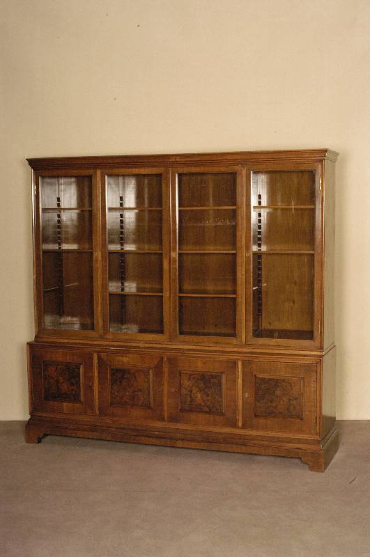 BÜcher- bzw. Vielzweckschrank, deutsch, um 1930, Korpus Hartholz/Buche, Nußbaumfurnier, Front auf Rahmen gearbeitet, Einlagebretter, diese ...