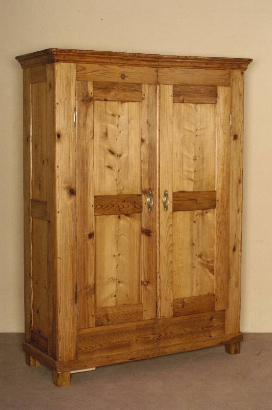 Spaltschrank, deutsch/Schwarzwald, um 1840/50, Front und Seiten auf Rahmen gearbeitet, Weichholz, teilrestauriert, lebhaftes Holzbild, z.T. ...
