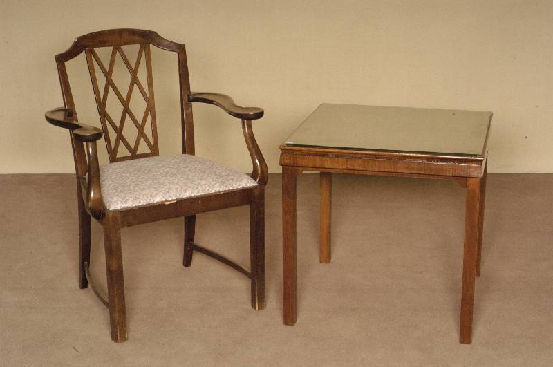 Armlehnstuhl, deutsch, um 1930/32, Sheratonstil, Nußbaum massiv, im eklektizistischen Stil, RÜcken rhomboid, Polsterung aus der Zeit, ...