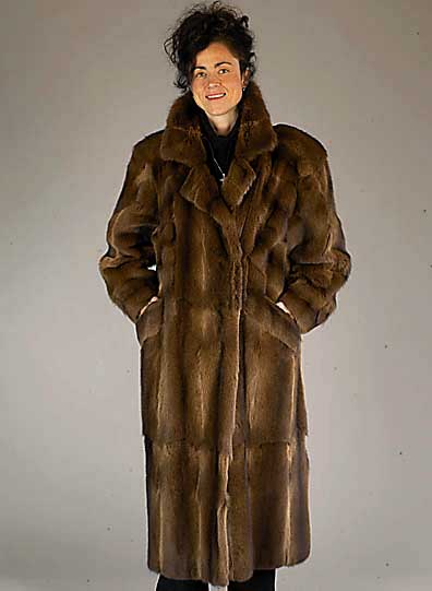 Amerikanischer gefÄrbter Basserisk-Mantel, Gr. 42/44, Pelzmode Stadler, Grafing, kariertes Innenfutter, 2 Taschen, RÜckenl. ca. 122 cm, langer ...