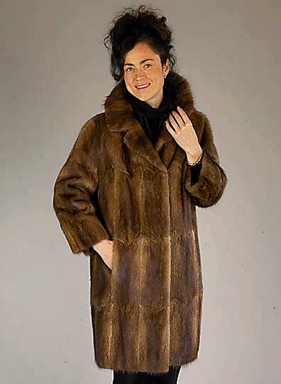 Nerzmantel, Gr. 40, braunes Innenfutter, 2 Einschubtaschen, RÜckenl. ca. 90 cm, Ärmell. ab Kragen: 60 cm, Tragespuren