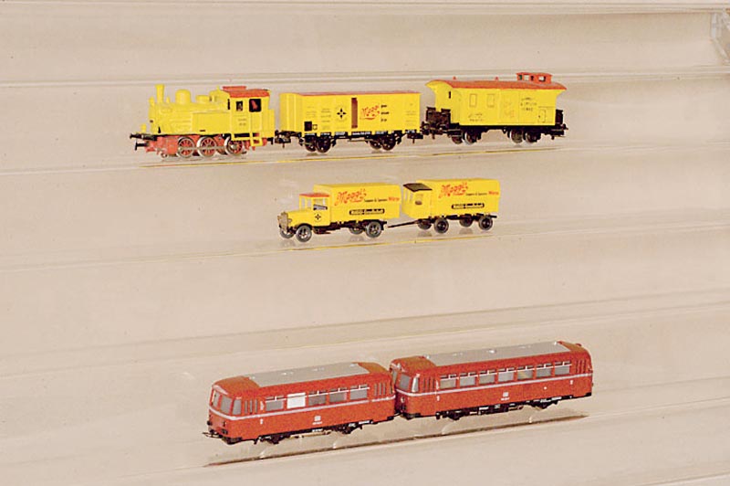 Maggi-Zug, MÄrklin, Trix und Roskopf, Spur HO, 80er Jahre, Lok und Bremswagen nachtrÄglich gelb lackiert, mit Mercedes L 5 HÄngerzug, Maggi, ...