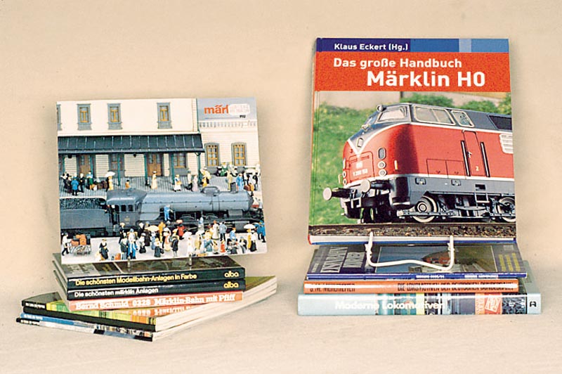 Grosses Konvolut 18 MÄrklinkataloge, 1986/87 - 2003/04, dazu 10 Modelleisenbahn-BÜcher, u.a . Die schÖnsten MÄrklinanlagen, MÄrklin-Bahn mit ...