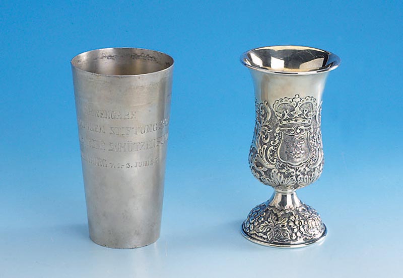 Kidush-Becher, Holland um 1920, 835er Sil- ber, Meistermarke unged., feiner Guss kompl. nachgestochen, Inschrift Judaika, H. ca. 16 cm