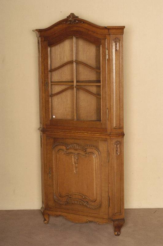 Eckschrank, deutsch, 50er/60er Jahre, im Stile des Barock, Eiche massiv, Eichefurnier, ein durchgehender Korpus, im oberen Teil eintÜriges ...