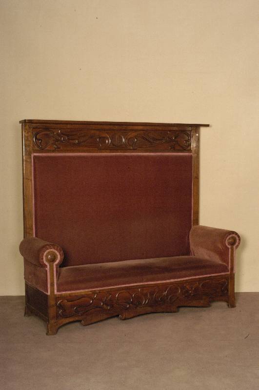 Sofa, deutsch, um 1910, Jugendstil, Nußbaum massiv, hohe RÜckenlehne mit geschwungener floraler Schnitzerei, seitlich geschwungene Armlehnen, ...