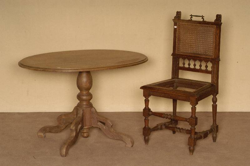 Tisch, deutsch, um 1900, Eiche massiv, hell, naturbelassen, ovale Tischplatte, ein gedrechselter SÄulenfuß mit 4 geschwungenen Auslegerbeinen, ...