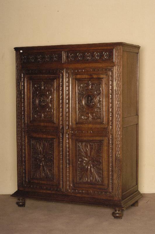 Vertiko, Frankreich, um 1880, Eiche massiv, zweitÜriges MÖbel, mit aufwendiger Schnitzerei , Portraitdarstellung und florale Verzierung in den ...