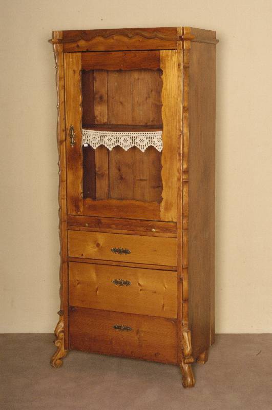 Kleiner Schrank, deutsch, um 1900, Weichholz massiv, gelackt, obere HÄlfte eintÜriges Vitrinenteil, mehrfach geschwungener Rahmen, Unterteil 3 ...